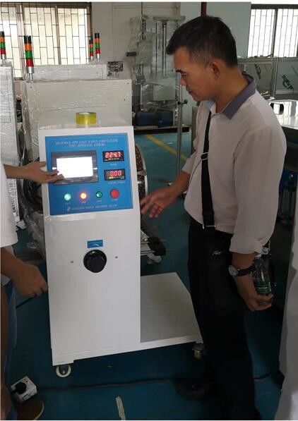 A notícia a mais atrasada da empresa aproximadamente O cliente veio à fábrica para o equipamento da aceitação